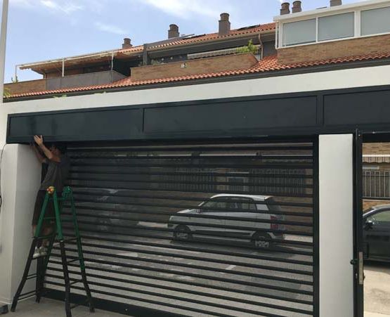 Puertas y Automatismos de la Cruz instalación de puerta automática