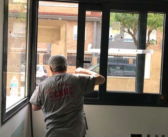 Puertas y Automatismos de la Cruz instalación ventanas